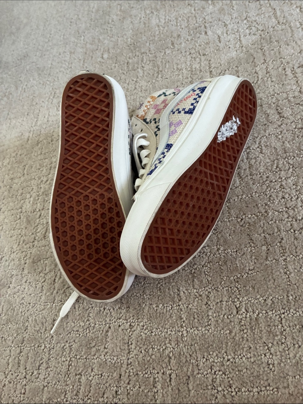 Vans High-Top Sneakers in Cream with Pastel Embroidery - Picture 6 of 9
